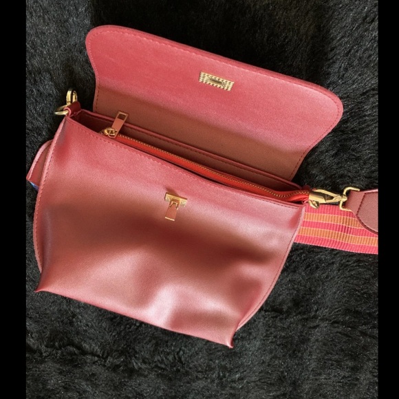 DAUNAVIA Women’s Red PU Leather w/ Tribal Strap PreOwned Great condition - Picture 10 of 11